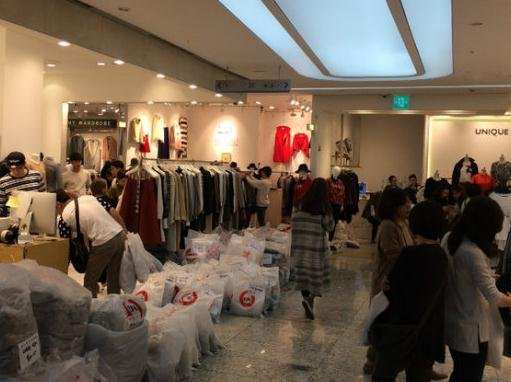广东广州3到5元冬季中老年人男女服装棉袄外套库存尾货批发市场