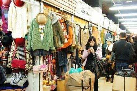 武汉夜市羽绒服装拿货进货渠道_尾货女式衣服折扣批发市场在哪里?