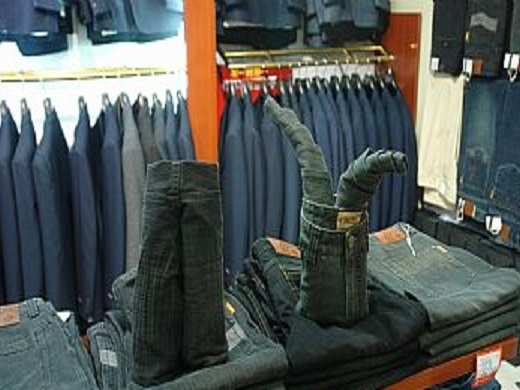服装店面裤子的标准摆放造型_衣服店铺韩式牛仔裤花样折叠放法