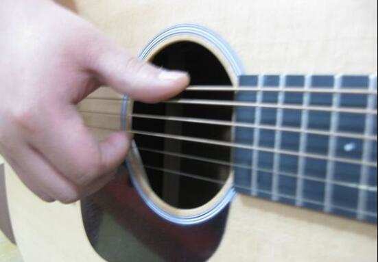 弹吉他新手怎样练手势
