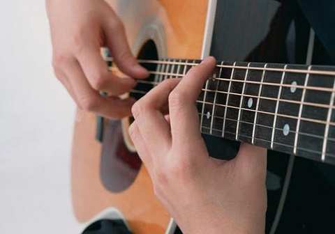 如何练习吉他大横按的转换