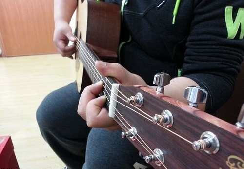 初学者练吉他和弦手势